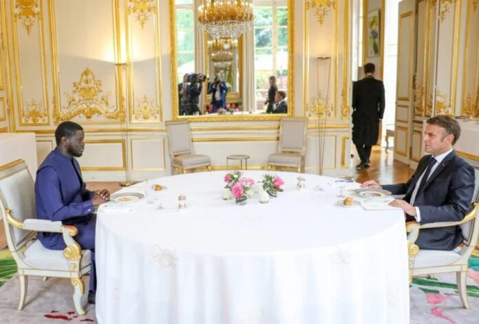 emmanuel-macron-bassirou-diomaye-faye-905x613-1-696x471-1